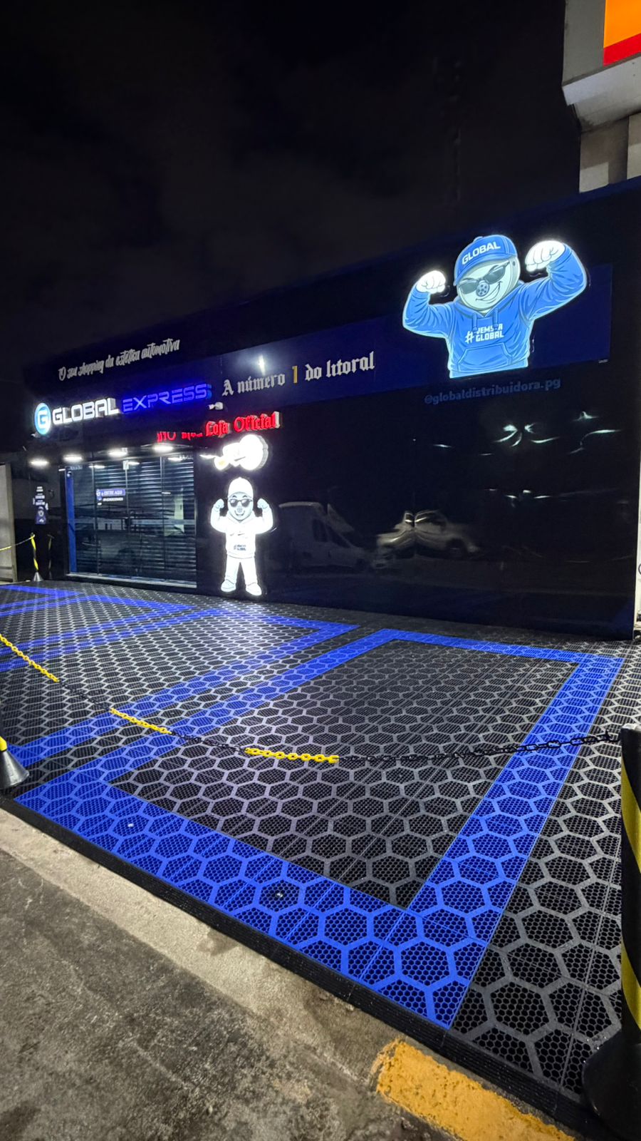 Fachada da loja Global Express em Santos, com piso iluminado em azul